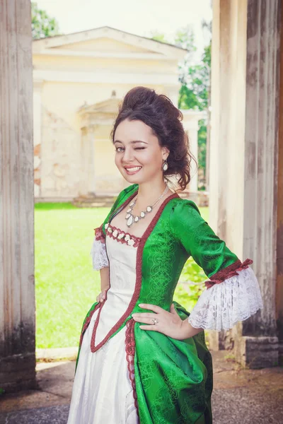 Bella donna in abito verde medievale ammiccante — Foto Stock