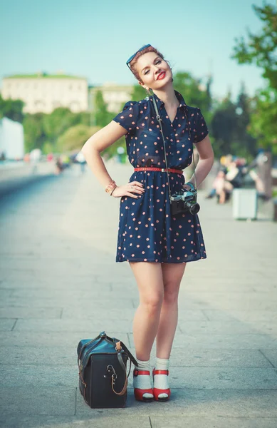 Hermosa mujer en estilo de los años cincuenta con tirantes que sostienen retro camer —  Fotos de Stock