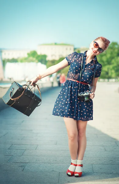 Bella donna in stile anni Cinquanta con bretelle che tengono retro camer — Foto Stock