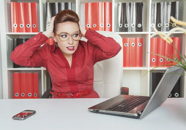 Business woman scared working with computer — Stock Photo, Image