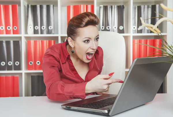 Irritado gritando mulher de negócios trabalhando com computador — Fotografia de Stock