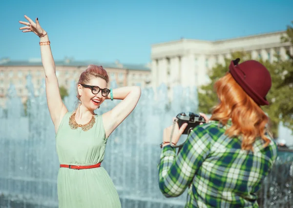 Zwei schöne Hipstermädchen, die Fotos mit einer alten Kamera machen — Stockfoto