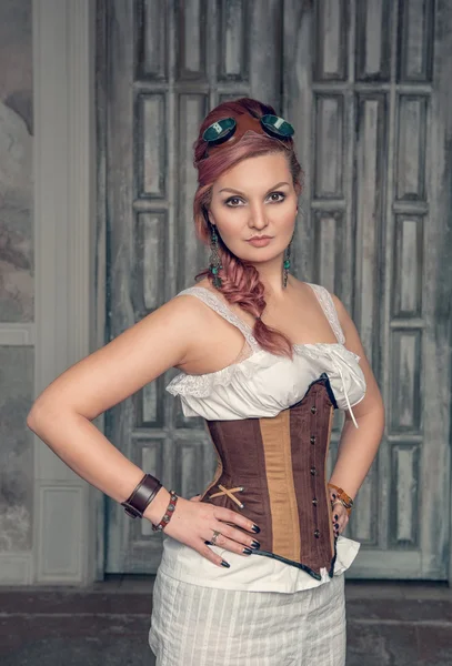 Krásný steampunk žena s růžovými vlasy — Stock fotografie