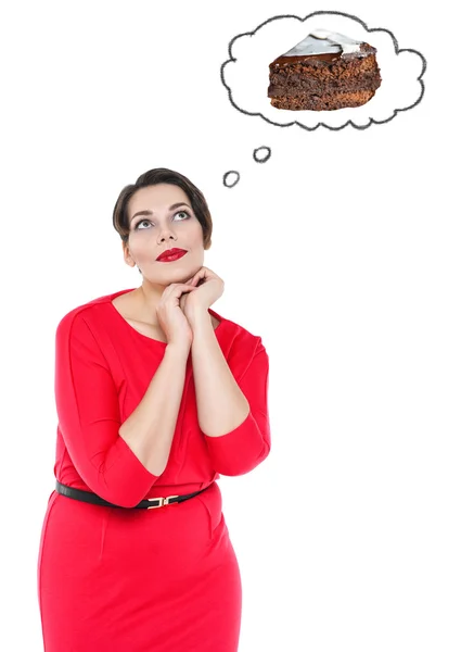 プラスサイズのケーキを夢見ている赤いドレスの女性は美しい — ストック写真