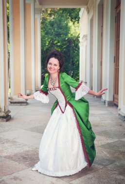 Reverans yapmak yeşil Ortaçağ elbiseli güzel kadın