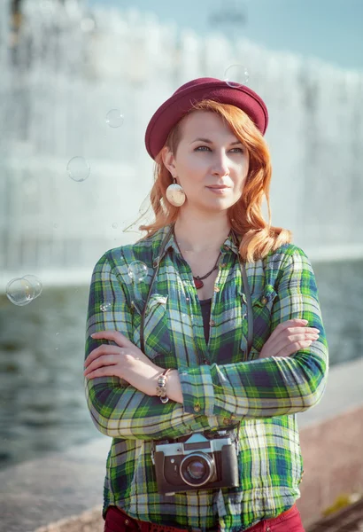 Hipster pelirroja chica en sombrero con cámara retro —  Fotos de Stock