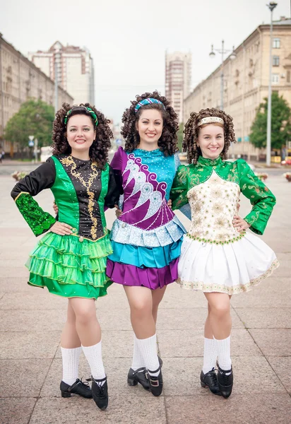 Trois femmes en robes de danse irlandaise posant en plein air — Photo