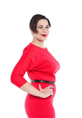 Artı boyutu kadın izole kırmızı elbise göz kırpıyor içinde güzel