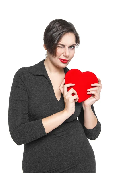 Schöne Plus-Size-Frau mit rotem Herz zwinkert vereinzelt — Stockfoto