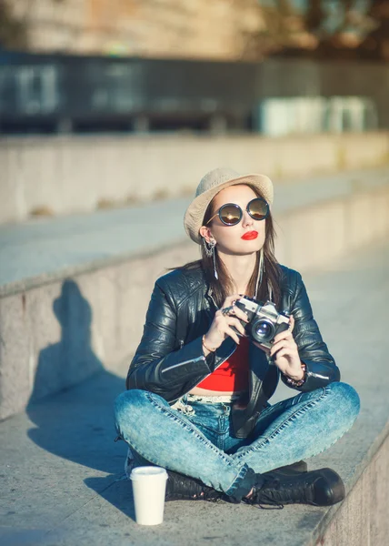 Jeune fille belle mode en veste en cuir avec caméra rétro — Photo