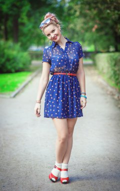 Mutlu güzel genç kız ellili tarzı ile diş telleri