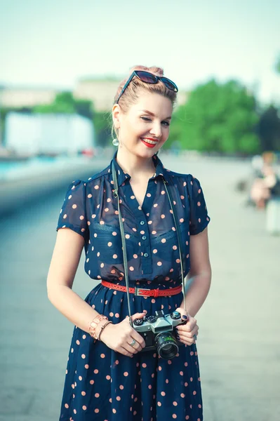 Bella ragazza in stile anni Cinquanta con bretelle ammiccante — Foto Stock
