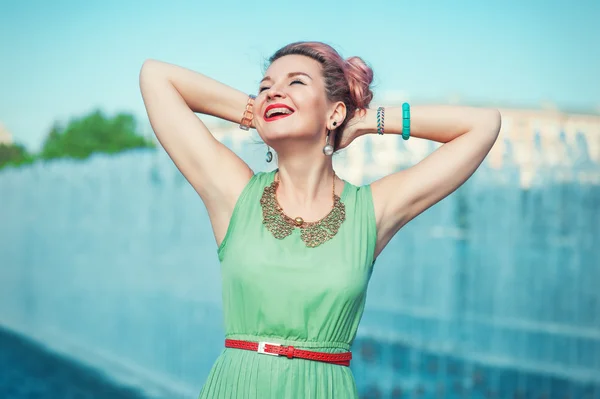 Feliz hermosa joven con tirantes en ropa vintage —  Fotos de Stock