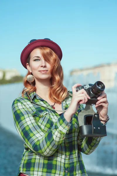 帽子とレトロなカメラでメガネで流行に敏感な赤毛の女の子 — ストック写真