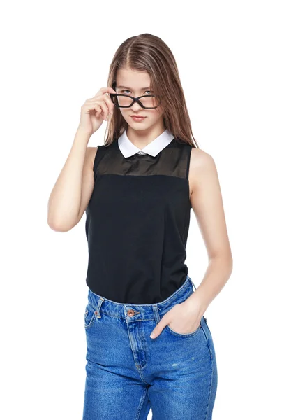 Молода дівчина моди в джинсах і окулярах позує ізольовано — стокове фото