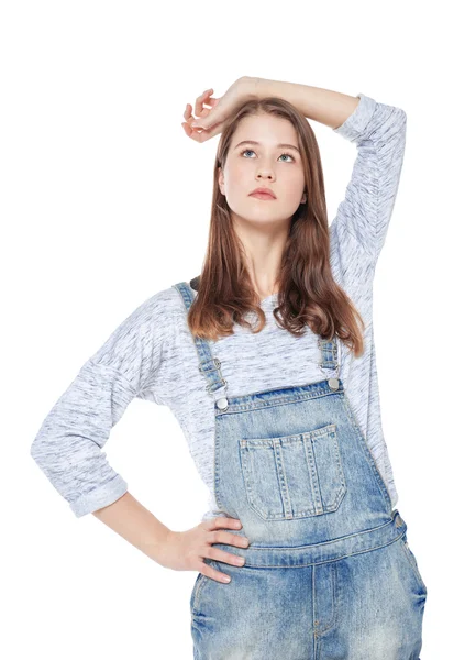 Ungt mode tjej i jeans overaller poserar isolerade — Stockfoto