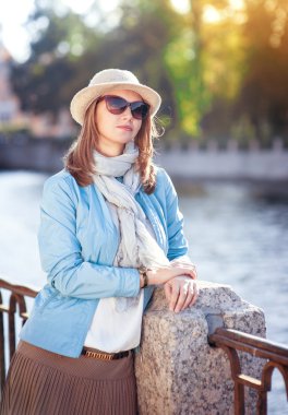 Güzel genç kadın şapka, güneş gözlüğü ve eşarp 