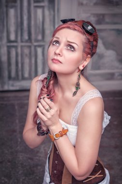 Korse dua içinde güzel steampunk kadın