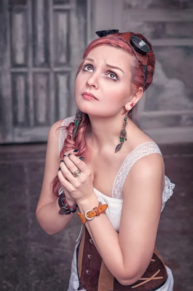 Bella donna steampunk in corsetto che prega — Foto Stock