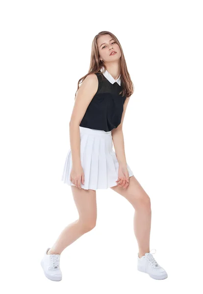 Jovem menina da moda na saia branca posando isolado — Fotografia de Stock