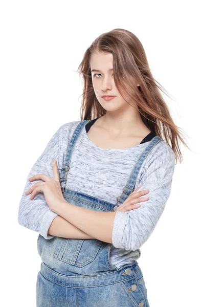 Junges Mode-Mädchen in Jeans-Overalls posiert isoliert — Stockfoto