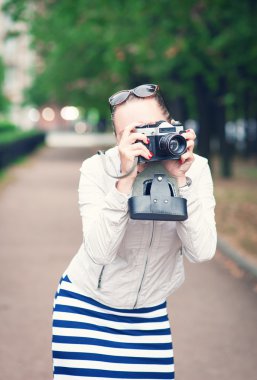 Eski retro kamera ile ceketli güzel genç kadın 