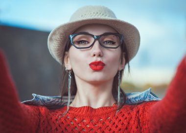 Hersel şapka alarak resmi güzel genç hippi kız