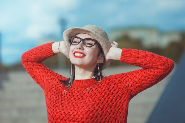 Νέοι όμορφη hipster κορίτσι σε γυαλιά και καπέλο Απολαύστε το φως του ήλιου — Φωτογραφία Αρχείου
