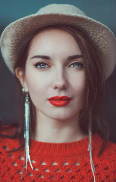 Ung vacker hipster flicka i röd jersey med hatt — Stockfoto