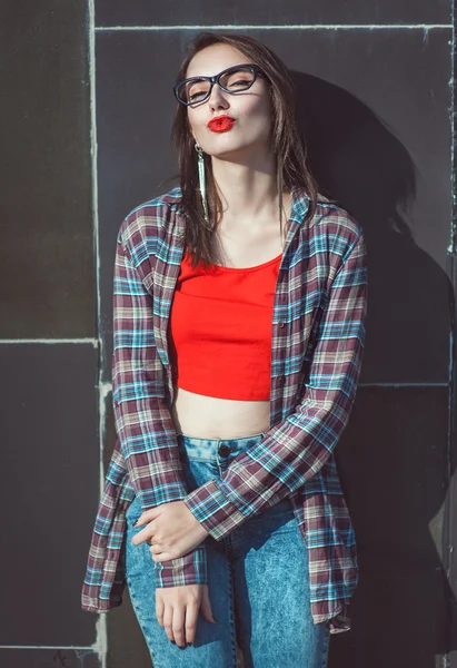 Jovem linda garota hipster em blusa vermelha e óculos enviando k — Fotografia de Stock