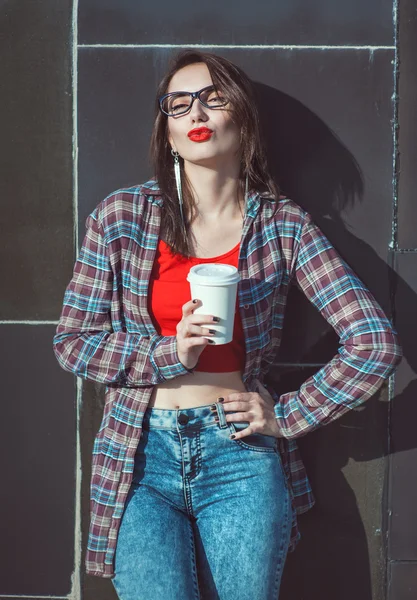 Jovem linda garota hipster em blusa vermelha com xícara de café — Fotografia de Stock