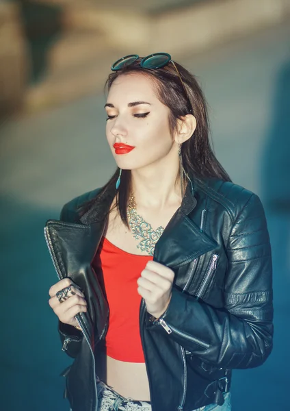 Young fashion hipster beautiful girl in leather jacket — Stock Photo, Image