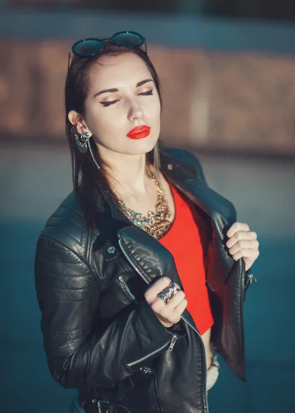 Jovem moda hipster menina bonita em jaqueta de couro ao ar livre — Fotografia de Stock