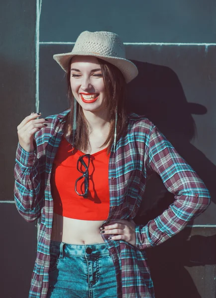 Joven hermosa chica hipster en el sombrero riendo — Foto de Stock