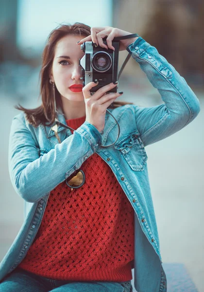 Hipster menina fazendo filme com câmera retro. Foco na câmera — Fotografia de Stock