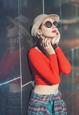 Genç güzel kız şapka ve güneş gözlüğü güneş ışığı zevk 