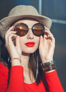 Genç güzel kız şapka ve güneş gözlüğü güneş ışığı zevk 