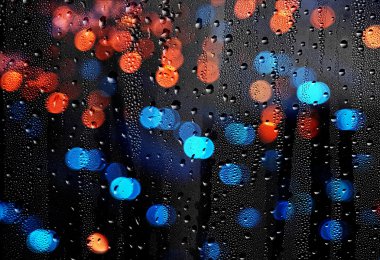 Üzerinde ufuk ışık ile cam yağmur damlaları. Soyut adam