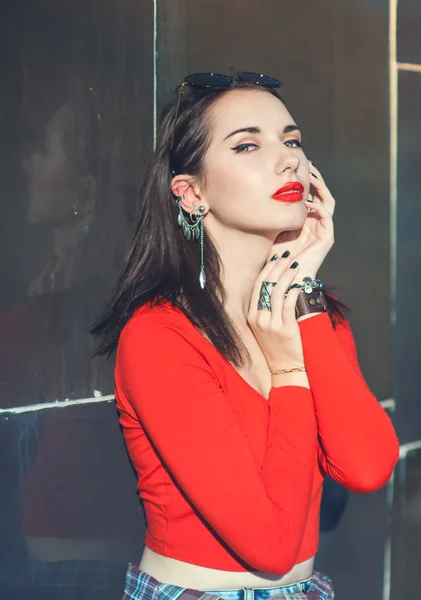 Joven chica hipster hermosa en blusa roja con gafas de sol — Foto de Stock