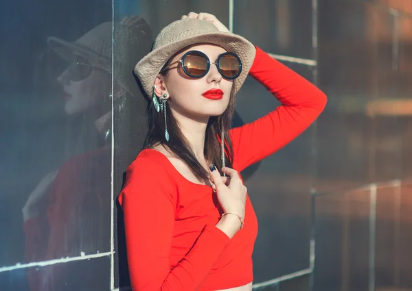 Jeune belle fille en chapeau et lunettes de soleil profiter de la lumière du soleil — Photo
