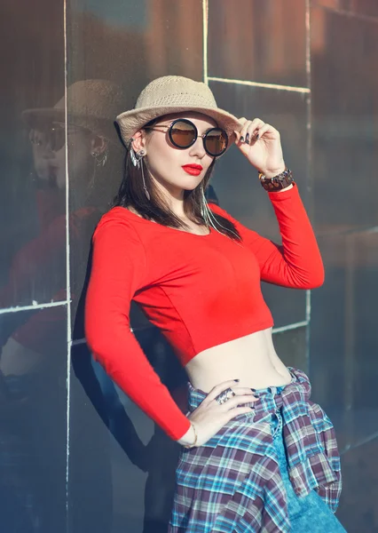 Young beautiful girl in hat and sunglasses enjoy sunlight — Stock Photo, Image