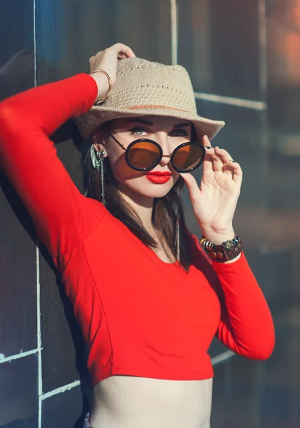 Young beautiful girl in hat and sunglasses enjoy sunlight — Stock Photo, Image