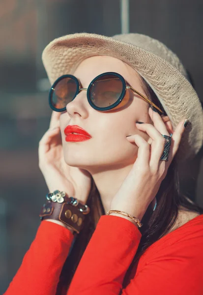 Young beautiful girl in hat and sunglasses enjoy sunlight — Stock Photo, Image