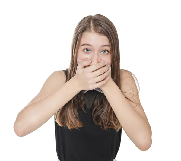 Junges verängstigtes Teenager-Mädchen bedeckt ihren Mund mit der Hand — Stockfoto
