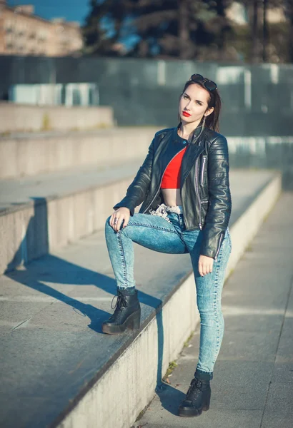 Young fashion hipster beautiful girl in leather jacket outdoor i — Stock Photo, Image