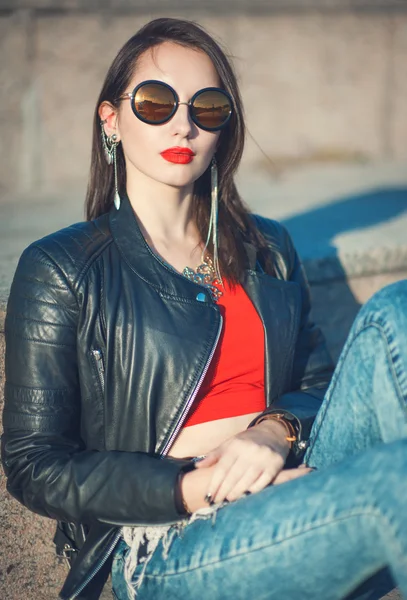 Young fashion hipster beautiful girl in leather jacket and sungl — Stock Photo, Image