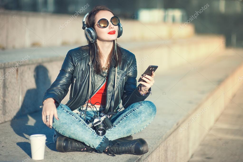 девушка с наушниками танцует. юная скрипачка. музыка идут девчонки. красивая девушка с электрогитарой. фотосессия с гитарой на природе.