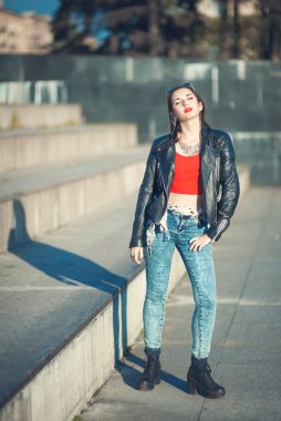 Genç Moda hipster CI deri ceketli güzel kız