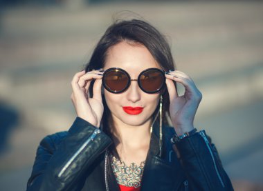 Genç Moda hipster deri ceket ve sungl güzel kız
