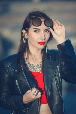  Genç Moda hipster deri ceketli güzel kız 